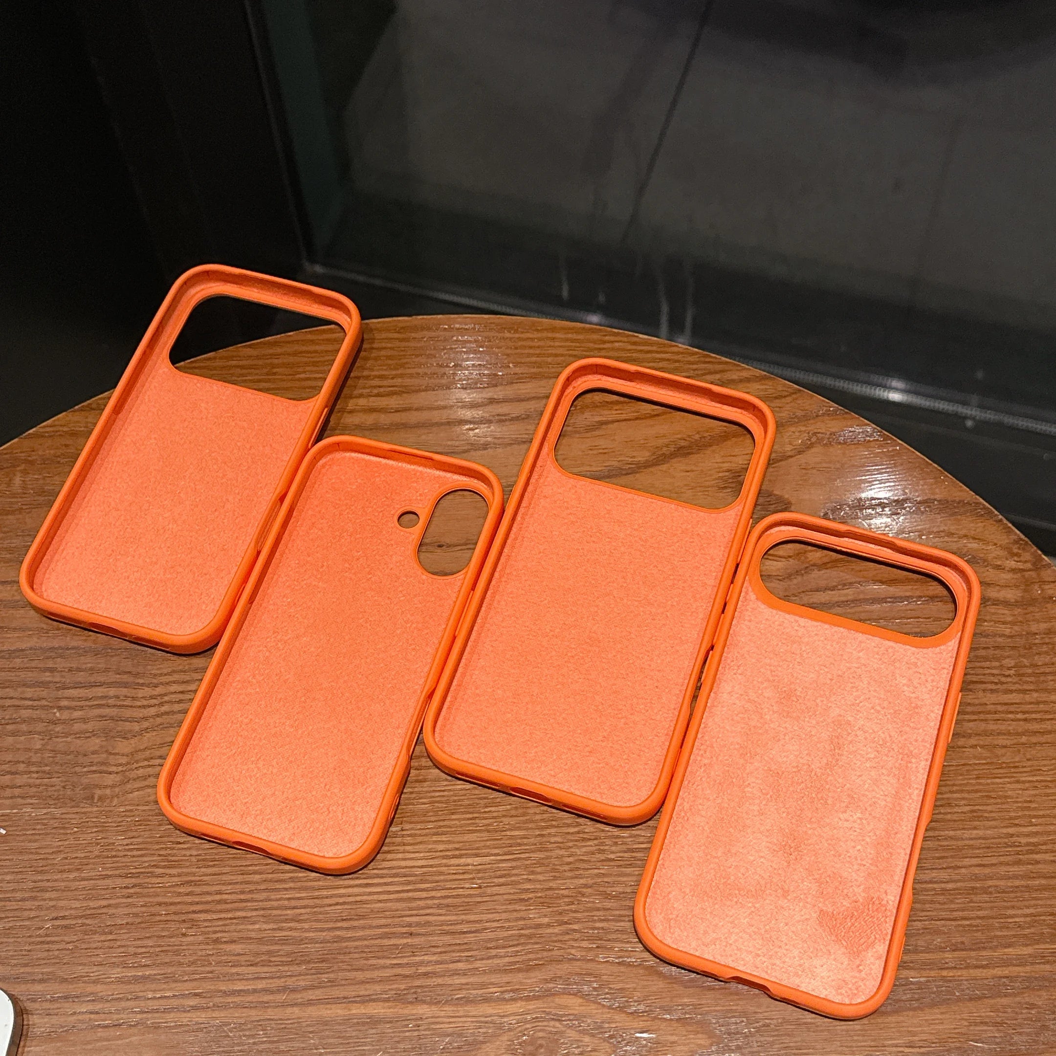 Funda de Silicona Líquida Premium para iPhone — Antideslizante, Suave y Elegante